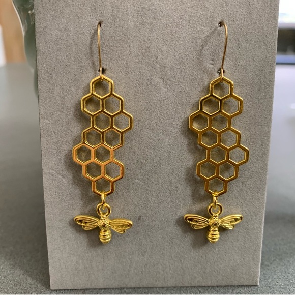 🔥5/$20🔥 Gold-Tone Bee and Hive Earrings New - Picture 3 of 5